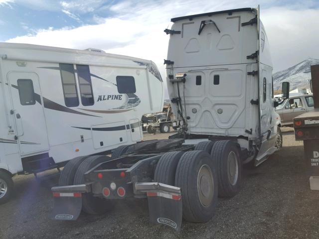 3AKJGLD59FSFK4925 - 2015 FREIGHTLINER CASCADIA 1 WHITE photo 4