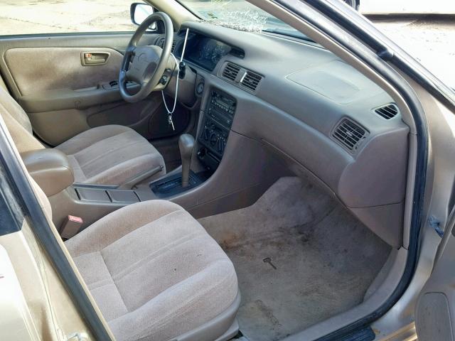 JT2BG22K1W0251867 - 1998 TOYOTA CAMRY CE TAN photo 5