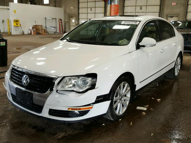 WVWJK7AN3AE067908 - 2010 VOLKSWAGEN PASSAT KOM WHITE photo 2