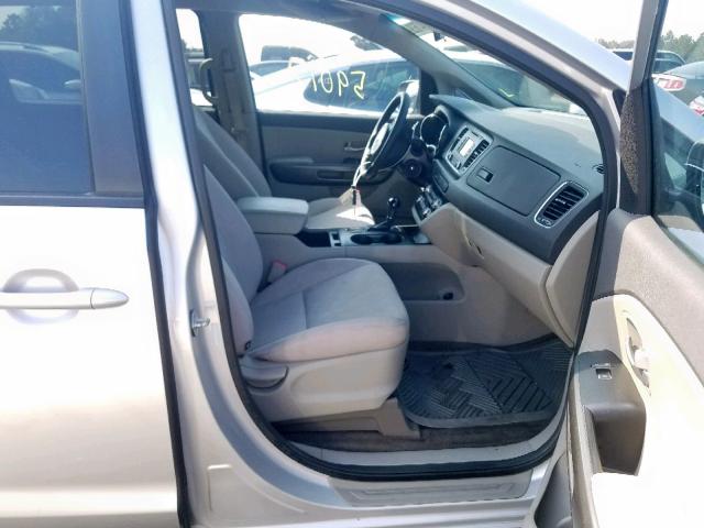 KNDMB5C17G6134251 - 2016 KIA SEDONA LX SILVER photo 5