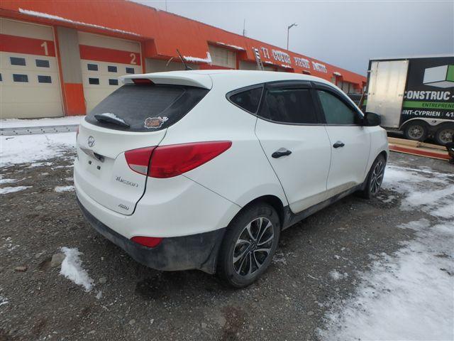 KM8JTCAC6CU324780 - 2012 HYUNDAI TUCSON GL WHITE photo 4