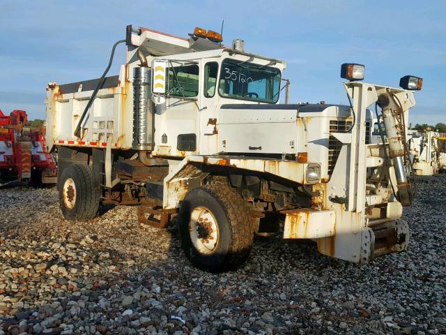 10TBRAF301S071884 - 2001 OSHKOSH MOTOR TRUCK CO. CONVENTION WHITE photo 1