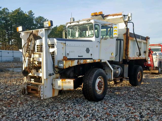 10TBRAF301S071884 - 2001 OSHKOSH MOTOR TRUCK CO. CONVENTION WHITE photo 2