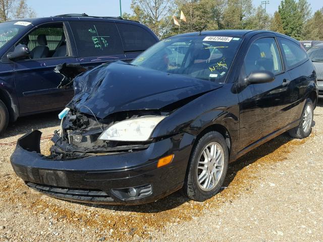 1FAFP31N37W335025 - 2007 FORD FOCUS ZX3 BLACK photo 2