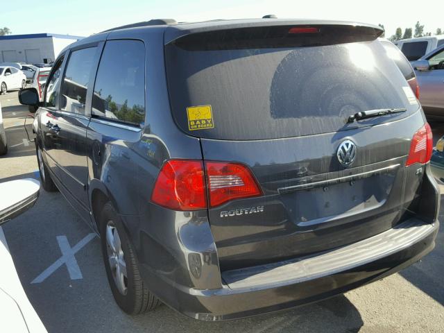 2V4RW3DG4BR669885 - 2011 VOLKSWAGEN ROUTAN SE BLACK photo 3