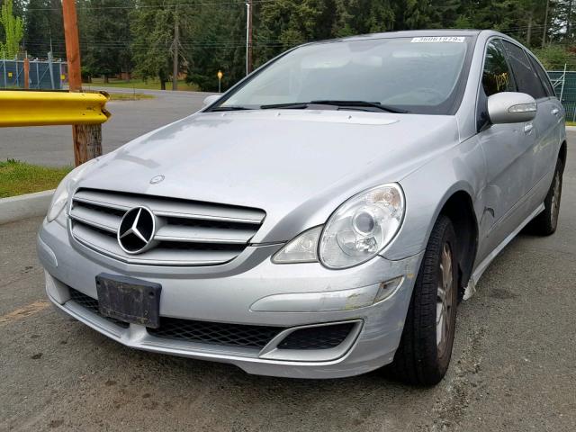 4JGCB75E27A048863 - 2007 MERCEDES-BENZ R 500 SILVER photo 2