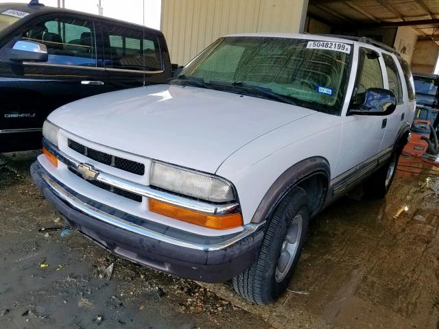 1GNCS13W2W2264077 - 1998 CHEVROLET BLAZER WHITE photo 2