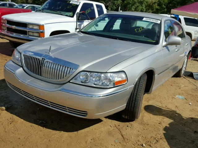 1LNHM81W17Y638631 - 2007 LINCOLN TOWN CAR S SILVER photo 2