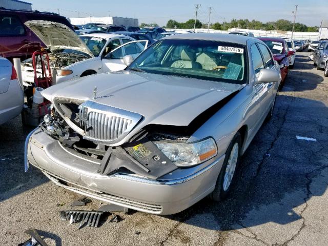 1LNHM83W54Y666117 - 2004 LINCOLN TOWN CAR SILVER photo 2