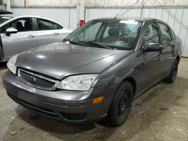 1FAFP34N85W236077 - 2005 FORD FOCUS ZX4 GRAY photo 2