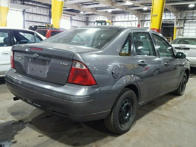 1FAFP34N85W236077 - 2005 FORD FOCUS ZX4 GRAY photo 4