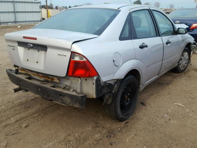 1FAHP34N36W184013 - 2006 FORD FOCUS ZX4 SILVER photo 4