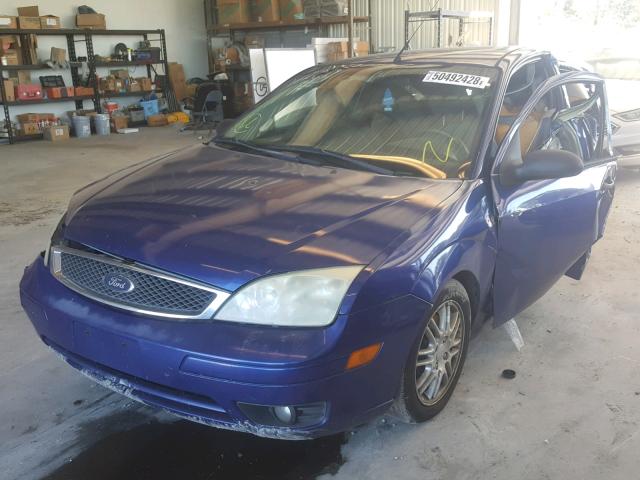 3FAFP31NX5R148056 - 2005 FORD FOCUS ZX3 BLUE photo 2