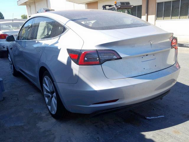 5YJ3E1EAXJF017932 - 2018 TESLA MODEL 3 SILVER photo 3