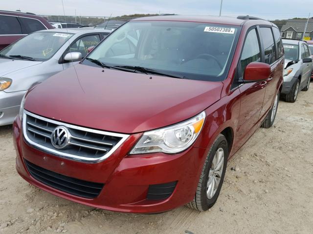 2C4RVABGXDR725268 - 2013 VOLKSWAGEN ROUTAN SE RED photo 2