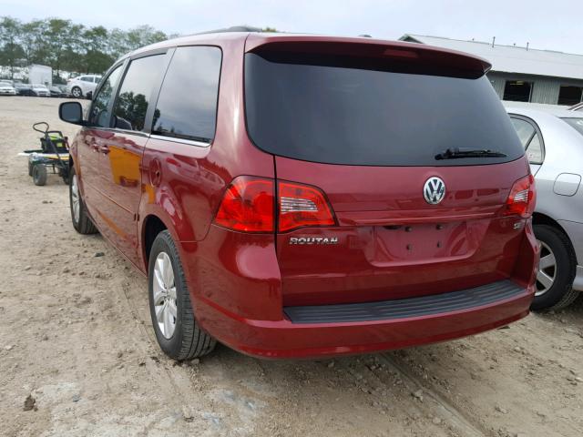 2C4RVABGXDR725268 - 2013 VOLKSWAGEN ROUTAN SE RED photo 3