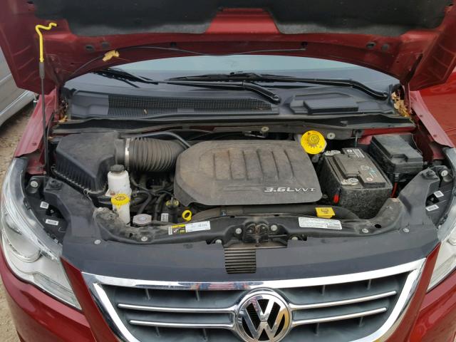 2C4RVABGXDR725268 - 2013 VOLKSWAGEN ROUTAN SE RED photo 7