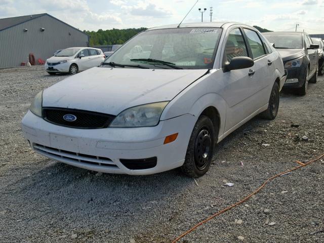 1FAFP34N15W127055 - 2005 FORD FOCUS ZX4 WHITE photo 2