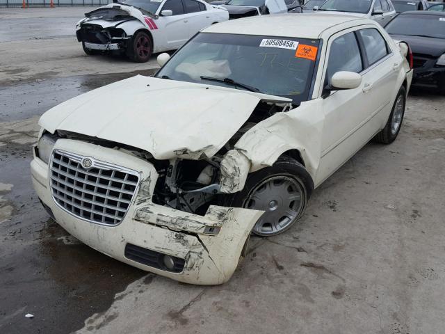 2C3JA53G45H553362 - 2005 CHRYSLER 300 TOURIN WHITE photo 2