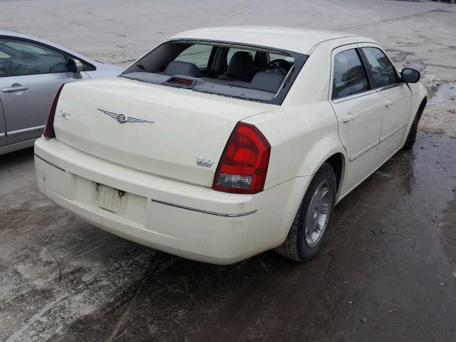 2C3JA53G45H553362 - 2005 CHRYSLER 300 TOURIN WHITE photo 4