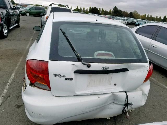 KNADC163626060779 - 2002 KIA RIO CINCO WHITE photo 9