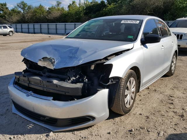3VW2K7AJ2EM302765 - 2014 VOLKSWAGEN JETTA BASE Արծաթագույն լուսանկար 2