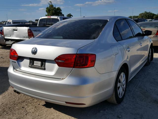 3VW2K7AJ2EM302765 - 2014 VOLKSWAGEN JETTA BASE Արծաթագույն լուսանկար 4