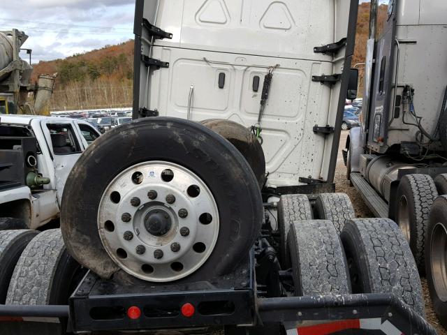 3AKJHHDR3JSJW2139 - 2018 FREIGHTLINER CASCADIA 1 WHITE photo 6