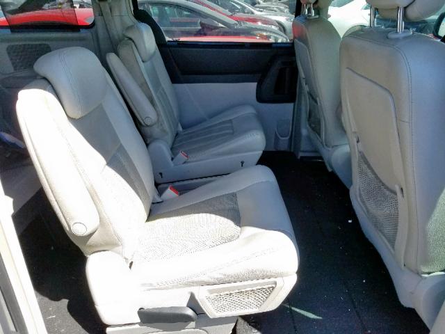 2A4RR8DX0AR441065 - 2010 CHRYSLER TOWN & COU SILVER photo 6