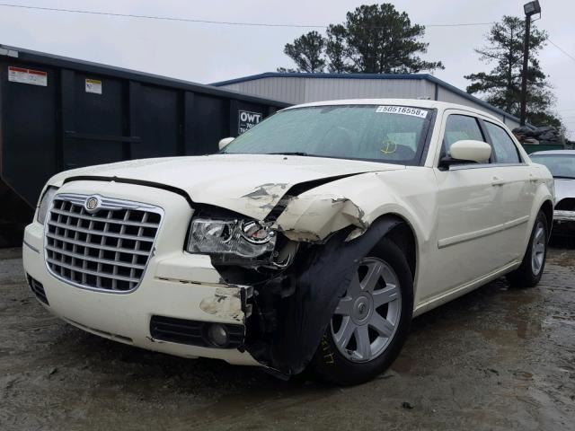 2C3JA53G55H114543 - 2005 CHRYSLER 300 TOURIN WHITE photo 2