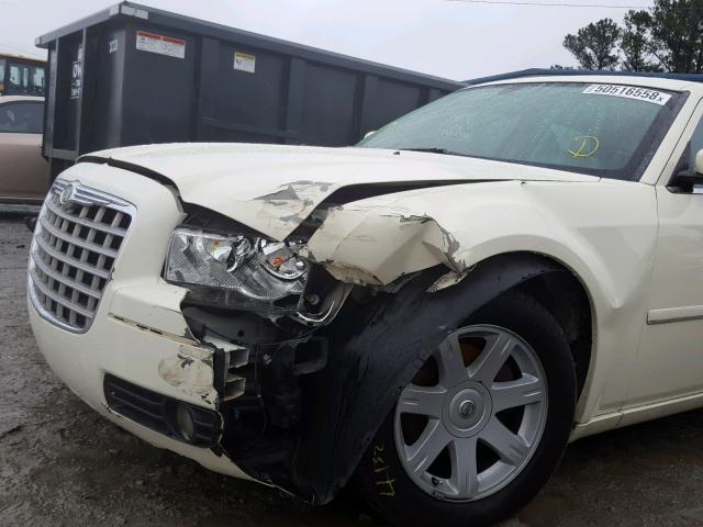 2C3JA53G55H114543 - 2005 CHRYSLER 300 TOURIN WHITE photo 9