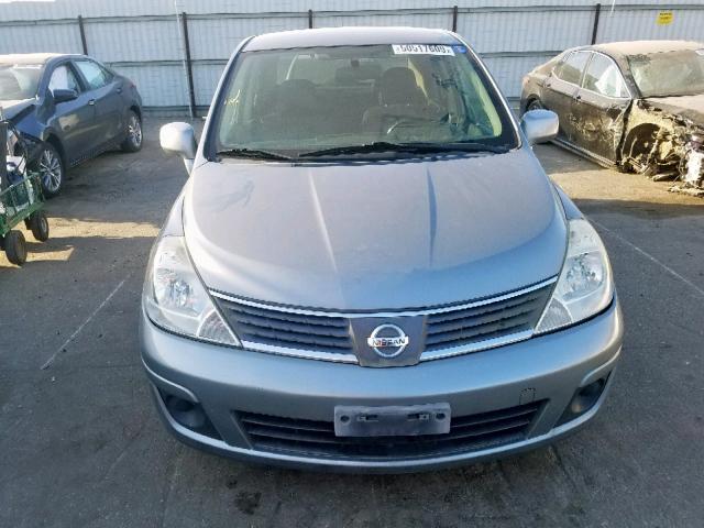 3N1BC11E18L372738 - 2008 NISSAN VERSA S GRAY photo 9