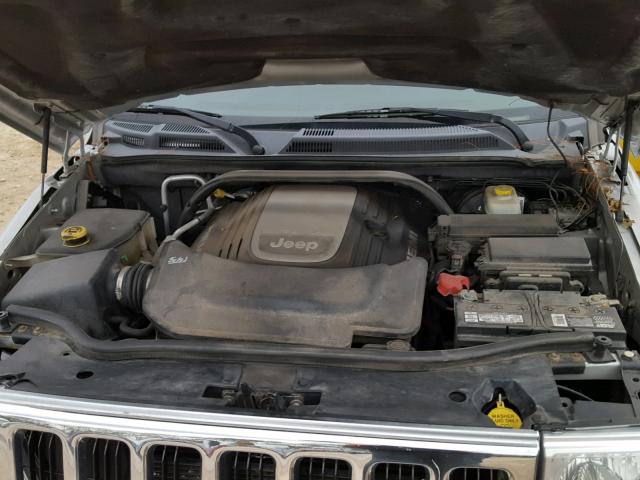 1J8HG58216C276107 - 2006 JEEP COMMANDER SILVER photo 7