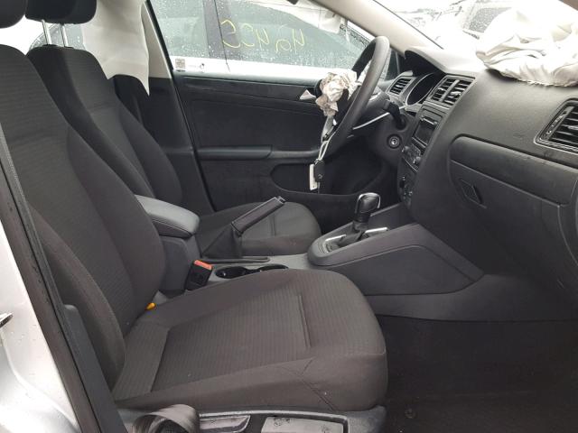 3VW2K7AJ0FM330257 - 2015 VOLKSWAGEN JETTA BASE Արծաթագույն լուսանկար 5