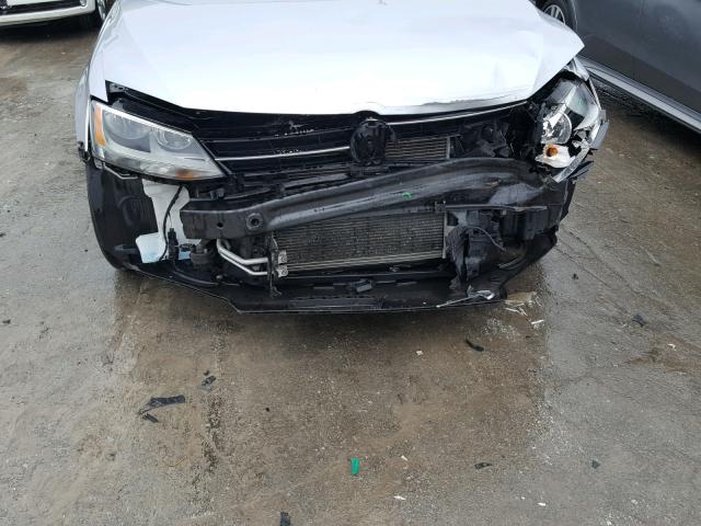 3VW2K7AJ0FM330257 - 2015 VOLKSWAGEN JETTA BASE Արծաթագույն լուսանկար 9