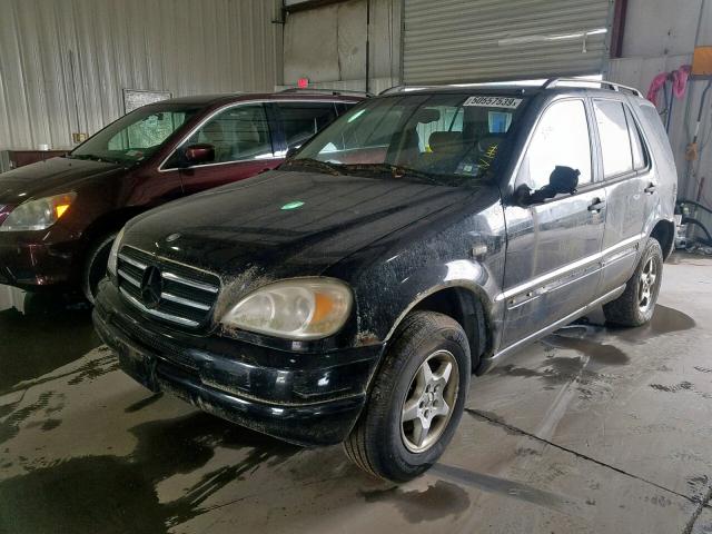 4JGAB54E0WA040918 - 1998 MERCEDES-BENZ ML 320 BLACK photo 2