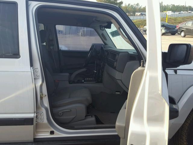 1J8HH48N86C203527 - 2006 JEEP COMMANDER SILVER photo 5