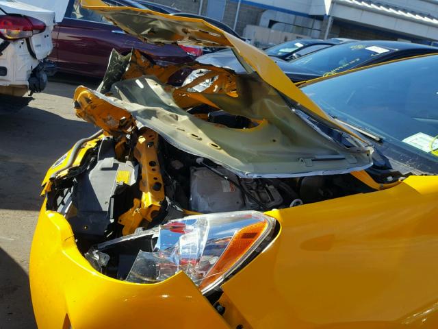 JTDKDTB34E1071421 - 2014 TOYOTA PRIUS C YELLOW photo 9