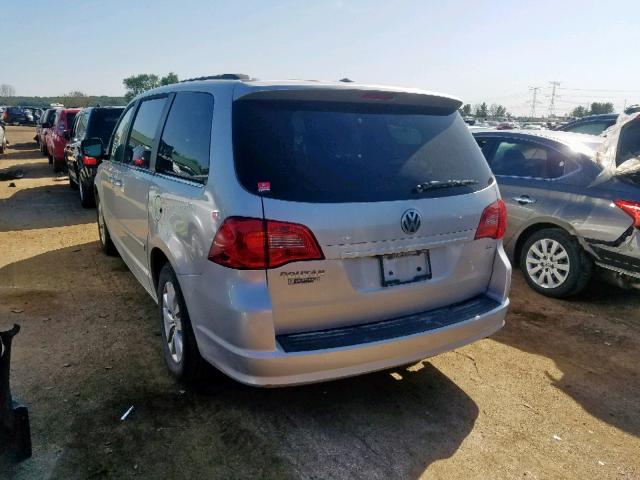 2C4RVABG0CR194225 - 2012 VOLKSWAGEN ROUTAN SE SILVER photo 3