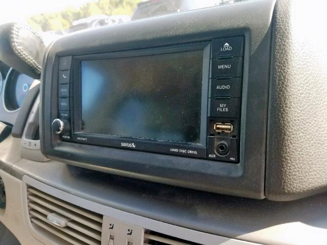 2C4RVABG0CR194225 - 2012 VOLKSWAGEN ROUTAN SE SILVER photo 9