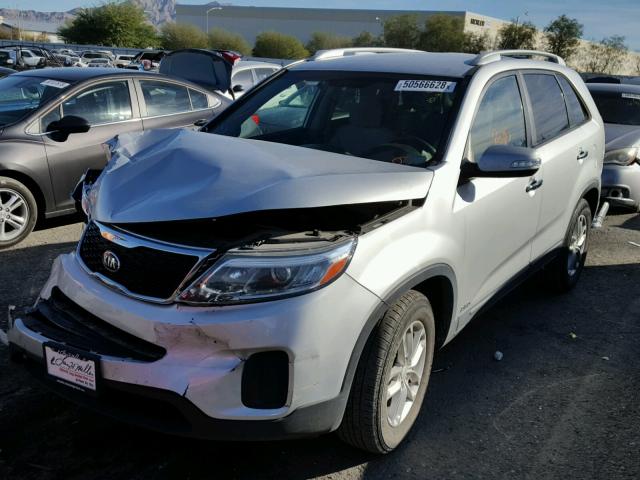 5XYKTDA75FG605671 - 2015 KIA SORENTO LX SILVER photo 2