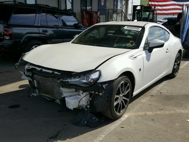 JF1ZNAA11H8705379 - 2017 TOYOTA 86 BASE WHITE photo 2