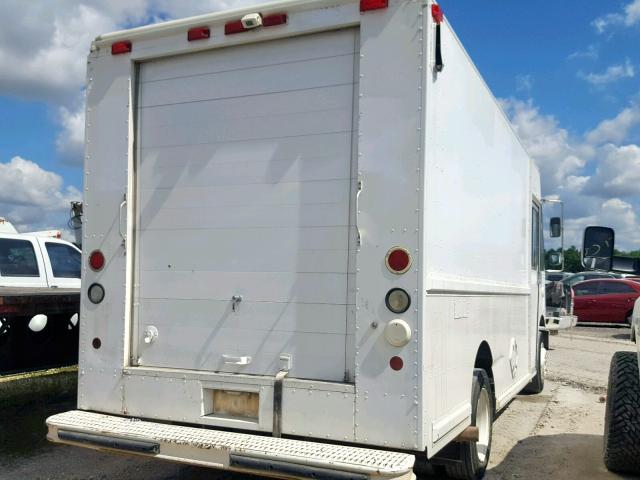 4UZAANBWX1CJ22313 - 2001 FREIGHTLINER CHASSIS M WHITE photo 4