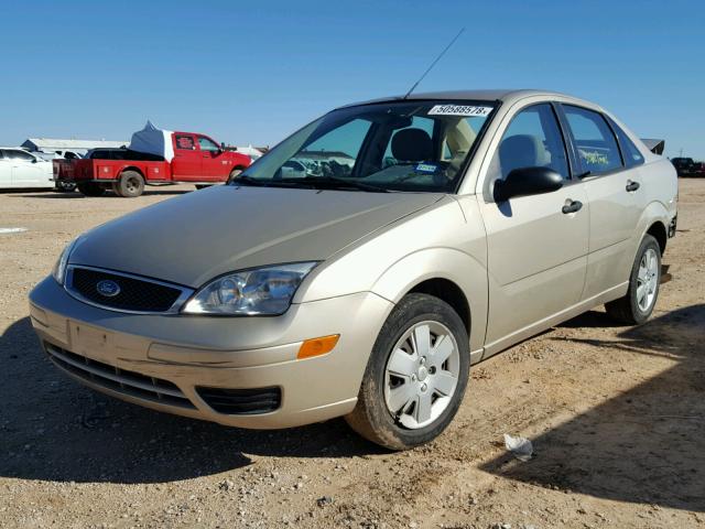 1FAFP34N26W161930 - 2006 FORD FOCUS ZX4 GOLD photo 2