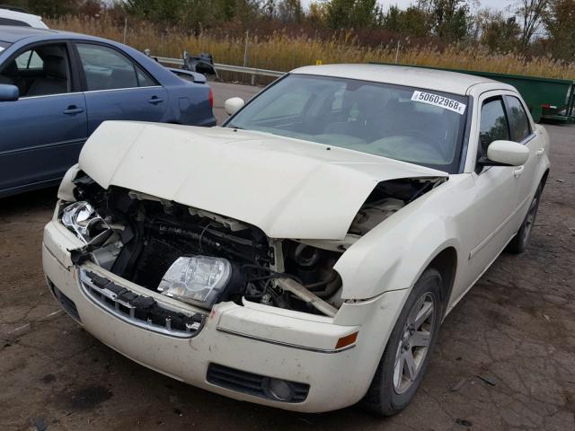 2C3JA53G15H655461 - 2005 CHRYSLER 300 TOURIN WHITE photo 2