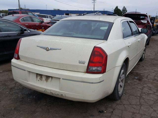 2C3JA53G15H655461 - 2005 CHRYSLER 300 TOURIN WHITE photo 4