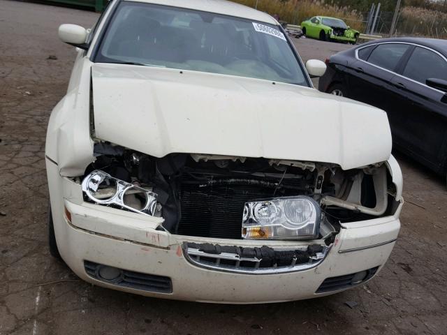 2C3JA53G15H655461 - 2005 CHRYSLER 300 TOURIN WHITE photo 7