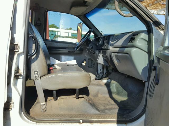 3FDXW75H13MB05826 - 2003 FORD F750 SUPER WHITE photo 5