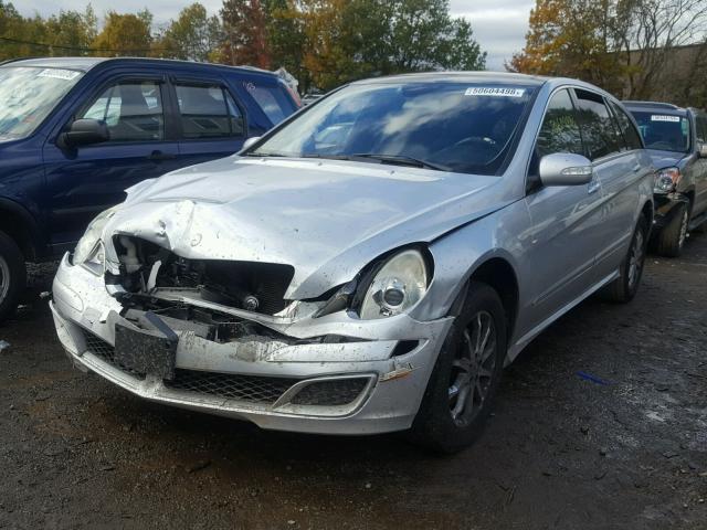 4JGCB75E76A008471 - 2006 MERCEDES-BENZ R 500 SILVER photo 2