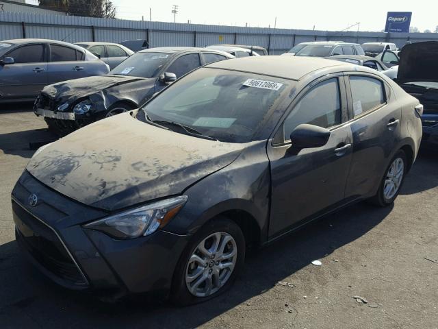 3MYDLBYV7JY305492 - 2018 TOYOTA YARIS IA GRAY photo 2